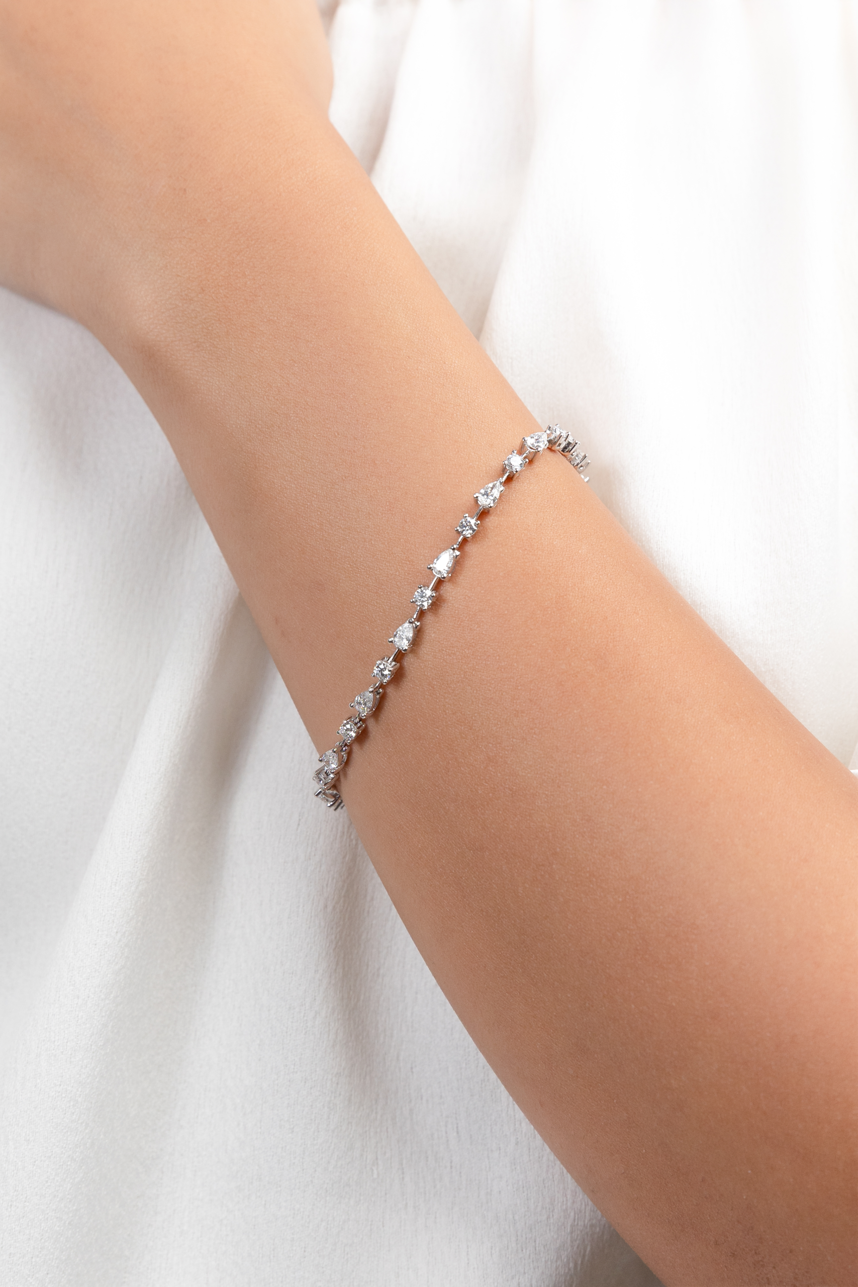 Tennis Bracelet With Multi Shaped Diamonds In 18K White Gold